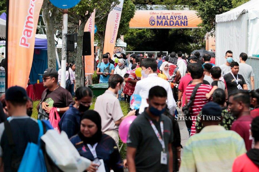 Members of the public took advantage of the last day of the Madani Government One-Year Anniversary Programme to register for a lucky draw offering an apartment as its grand prize. - NSTP / AIZUDDIN SAAD