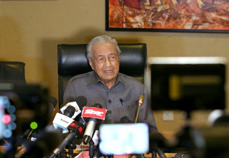 Tun Dr Mahathir Mohamad has failed to initiate judicial review applications regarding the Royal Commission of Inquiry's (RCI) proceedings into Batu Puteh, Middle Rocks, and South Ledge. - NSTP/EIZAIRI SHAMSUDIN