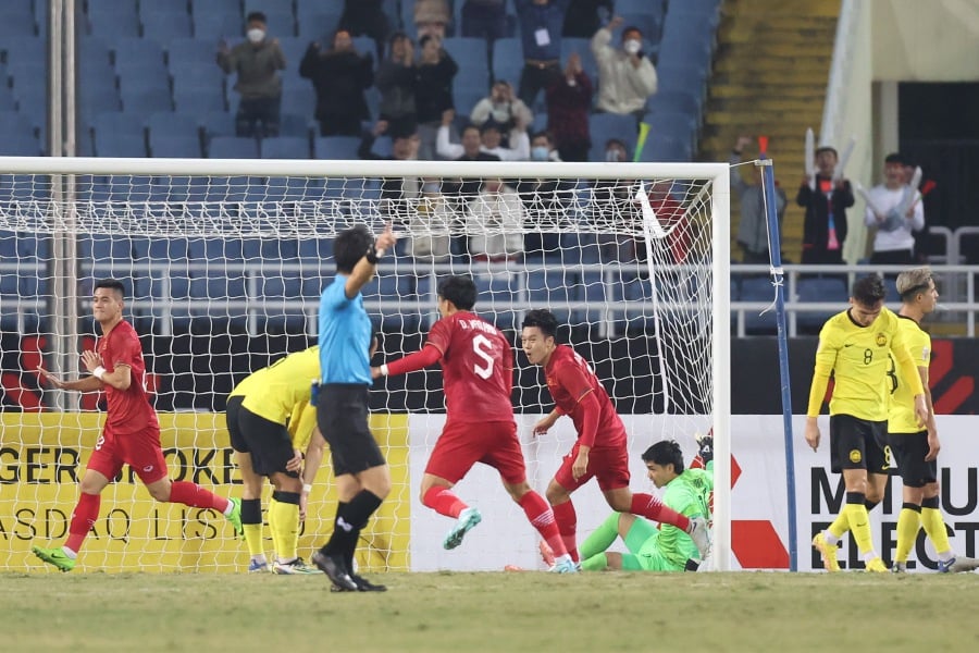 Malaysia’s hopes of reaching the knockout stage of the AFF Cup suffered a setback after a 3-0 loss to Vietnam in a Group B match at My Dinh Stadium today. - Bernama pic