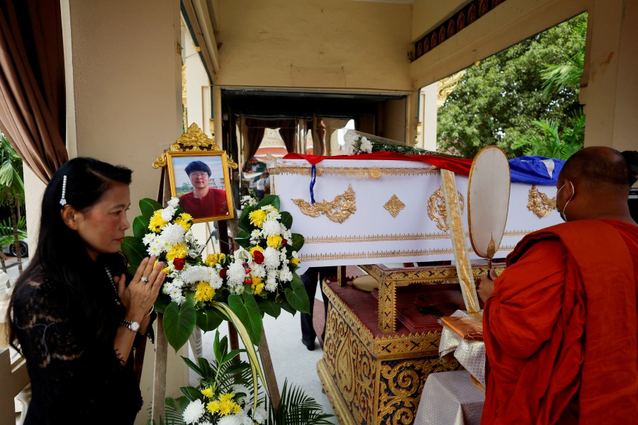A view of the cremation ceremony of Moe Myint, a 31-year-old Burmese victim of the Thailand mall shooting, at a temple in Nonthaburi, Thailand. - Reuters pic