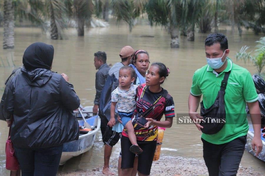 The number of evacuees in Johor continued to increase tonight (Mar 8), while Melaka and Pahang recorded a drop in the number of evacuees being accommodated at temporary flood relief centres (PPS), as of 8pm today. - NSTP/NUR AISYAH MAZALAN