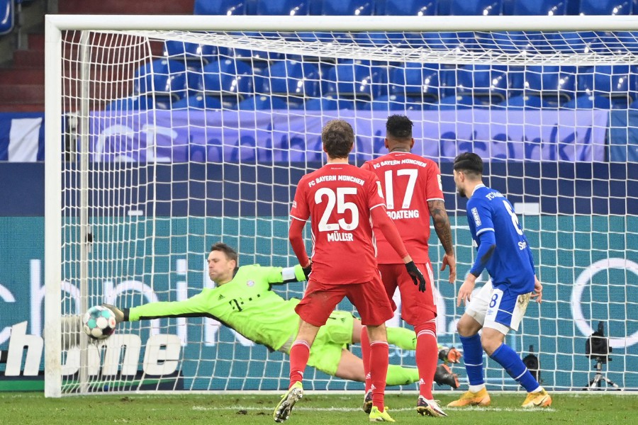 GELSENKIRCHEN, GERMANY - NOVEMBER 05: Goalkeeper Oliver Kahn of Munich  celebrates the fourth goal during t…