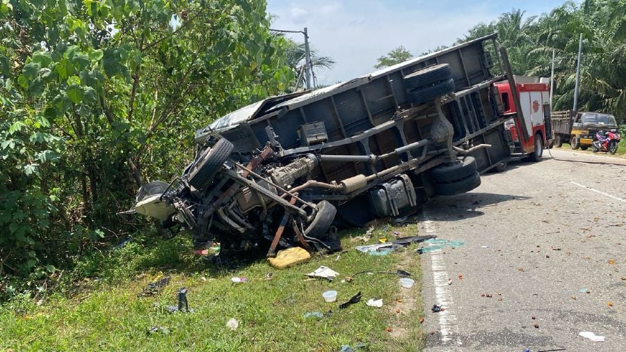 Two lorry drivers were killed after their respective vehicles were involved in a head-on collision at KM67 of Jalan Kuantan - Kuala Lumpur near Luit here today (March 12). — PIC COURTESY OF MARAN POLICE