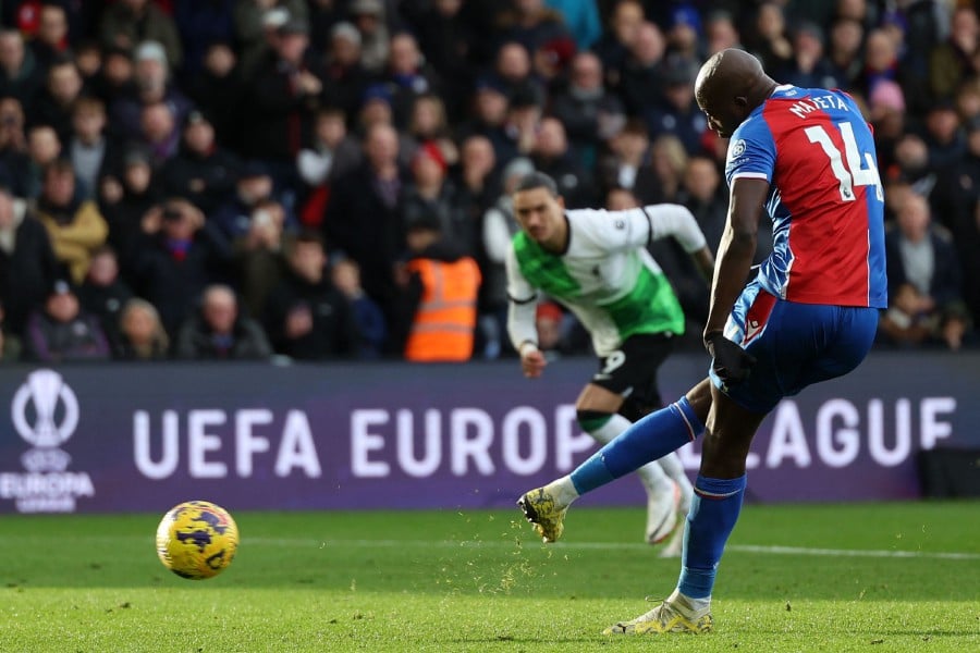 10-man Arsenal sink Crystal Palace to extend perfect start