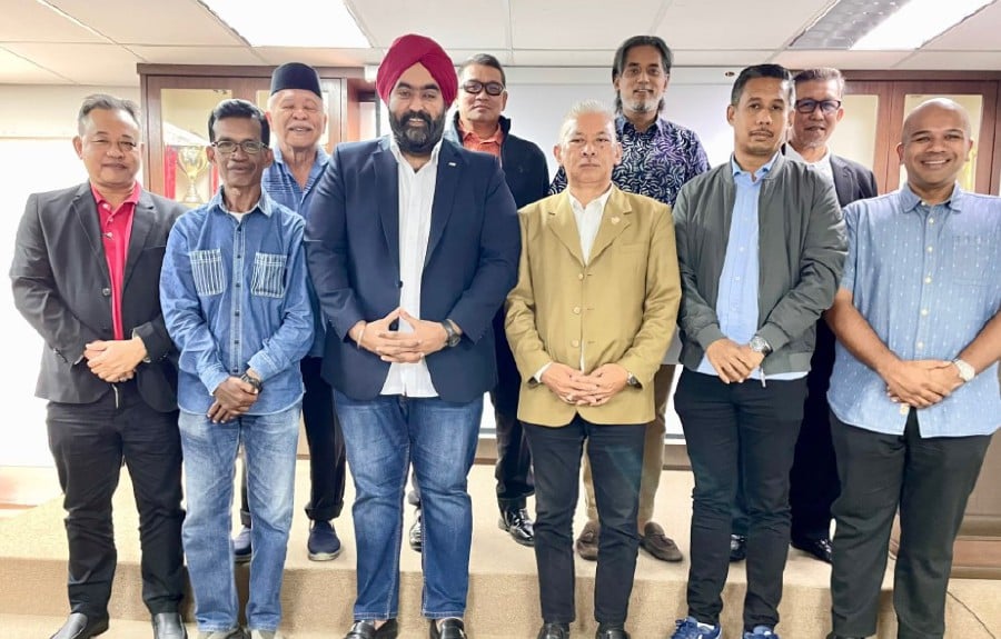 MNCF acting president Mazlan Md Jail (centre) with Datuk Amarjit Singh Gill (3rd-right, front row). - Pic credit X Amarjit Singh Gill