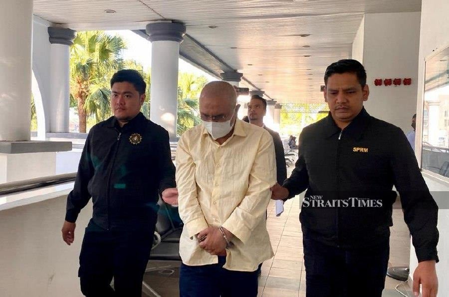  Mazlan Hashim (centre) is seen arriving at the Alor Star Sessions Court ahead of his trial. - NSTP/ZULIATY ZULKIFFLI