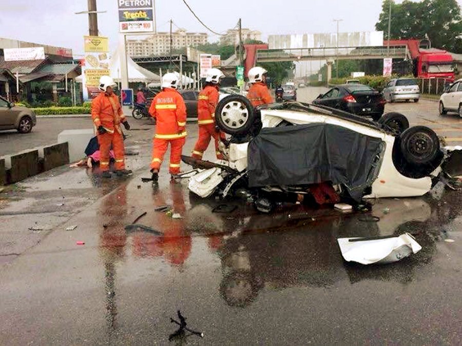 Horrific crash on Melaka highway kills three university 