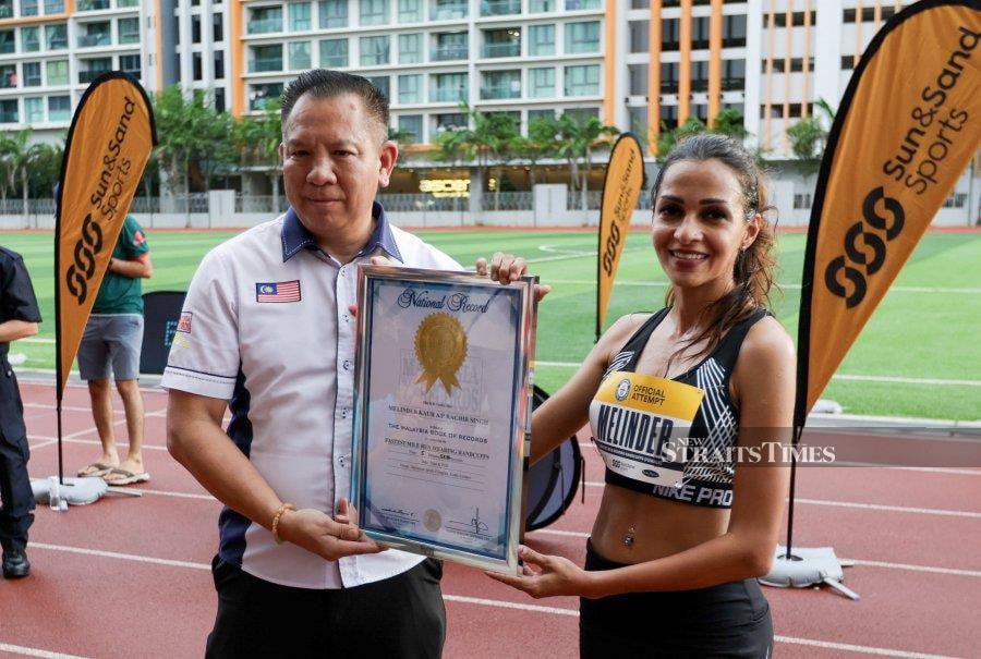 Retired army officer Melinder Kaur set new world records for the "fastest mile (1.6km) in handcuffs" with a time of 5 minutes 57.34 seconds and "fastest mile on barefoot" with 6:04:87. - NSTP / ASWADI ALIAS