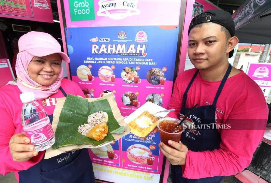 The burden of food traders providing the Rahmah Menu due to rising costs can be alleviated by the Special Rahmah Menu Discount Card, which offers discounts of up to 40 percent when purchasing essential business supplies.  - NSTP file pic
