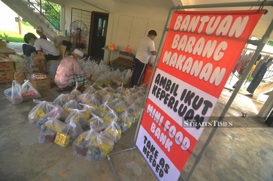 A housewife has opened a mini food bank in front of her house to help those affected by the Covid-19 outbreak. - NSTP/MOHD ADAM ARININ