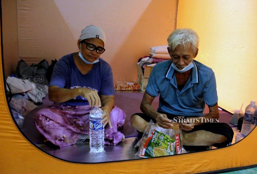 Miran Dulah and wife Siti Noni Mawani at the Sembulan temporary relief centre. -NSTP/MALAI ROSMAH TUAH.