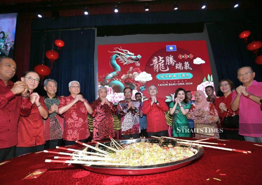 “Umno feels that there is no need for all that,” Datuk Seri Mohamad Hassan (3rd from left) told reporters at the sideline of the MCA Chinese New Year open house here today. - NSTP/EIZAIRI SHAMSUDIN