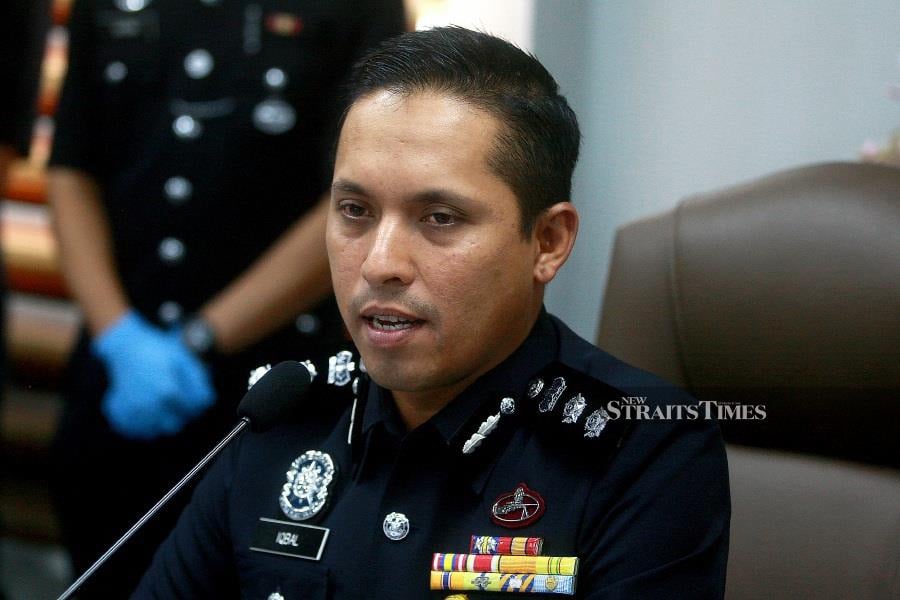 District police chief Assistant Commissioner Mohd Iqbal Ibrahim said the man died at the scene, an apartment area in Bukit Subang, this evening. - NSTP / FAIZ ANUAR 
