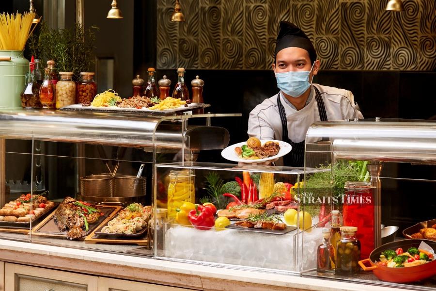 Mosaic offers assited buffet, for guests to dine at ease. 