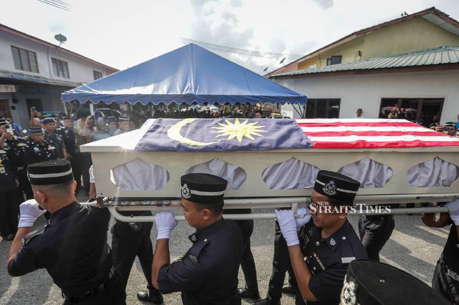 A steady stream of visitors, including family members, friends and police officers, gathered at the family home of Constable Muhamad Shafiq Ahmad Said in Taman Seri Mahkota Jaya, Jalan Gambang here, today to pay their last respects. - NSTP/LUQMAN HAKIM ZUBIR