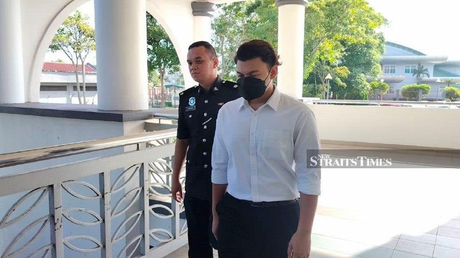 Muhammad Arif Muhainin Anuar (right) seen arriving at the Alor Star magistrate’s court ahead of his trial. -NSTP/ZULIATY ZULKIFFLI