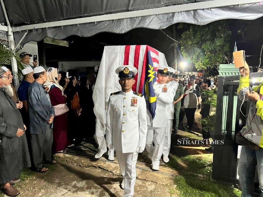 Some 200 mourners were seen gathering at the location as the body was taken into late Faisol’s sister’s home to allowfamily members to pay their last respects. - NSTP/NOORAZURA ABDUL RAHMAN