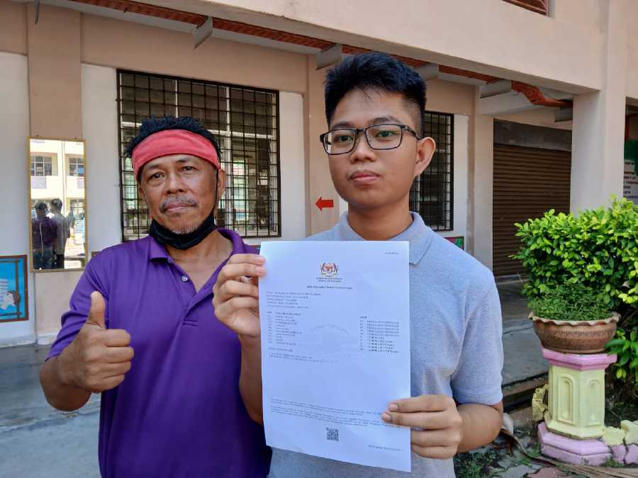 JERANTUT: Muhammad Izwan Hanif Ielaham (Right), 18, the son of an ice delivery truck driver, achieved excellent results with As in all 10 subjects of the Siji Pelajaran Malaysia (SPM) 2023 examinations that he sat for. — NSTP/Amir Hamzah Nordin