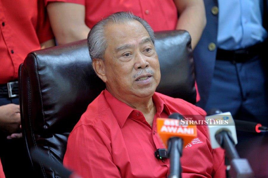 Citing the four Bersatu members of parliament from Sabah who quit the party, yet kept their seats, Bersatu president Tan Sri Muhyiddin Yassin said there were flaws in the anti-party hopping law. - NSTP/AIZUDDIN SAAD