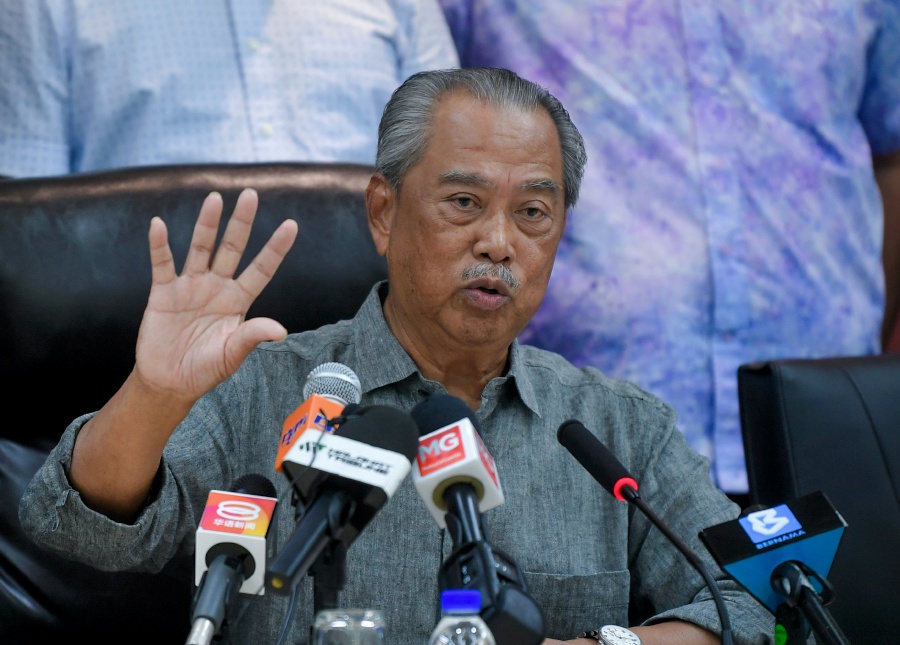 Perikatan Nasional (PN) chairman Tan Sri Muhyiddin Yassin had “reluctantly” signed a proposed unity government agreement with Pakatan Harapan (PH) presented by Istana Negara, which included the prime minister post being rotated, said an aide to the former prime minister. - Bernama pic