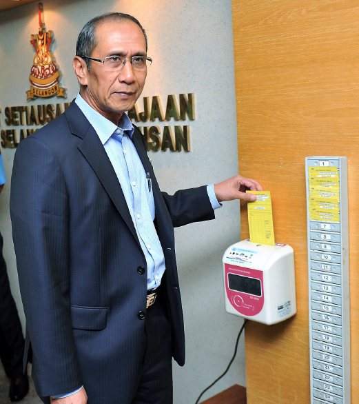 Khusrin has served in several top civil servant posts in Selangor for the past 30 years. He officially retires on Jan 3 but he has gone on leave starting today. Bernama photo.