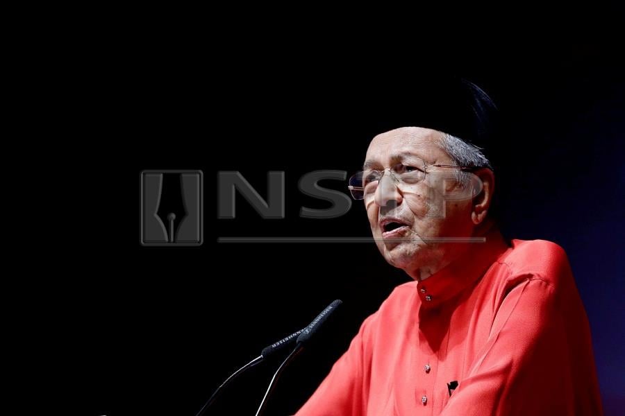 Tun Dr Mahathir Mohamad said he will only hold the prime minister's post on a temporary basis, despite calls for him to stay on until the next general election. Pic by NSTP/AIZUDDIN SAAD