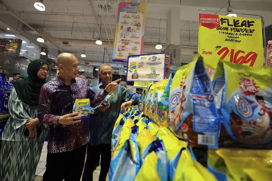 KUALA LUMPUR: Domestic Trade and Cost of Living Minister Datuk Armizan Mohd Ali (Center) checks on the price of milk in conjunction with the “Kasih Sayang Ibu dan Si Manja 2024” campaign under the government’s Programme Jualan Ihsan Rahmah (PJIR) initiative that was launched today.