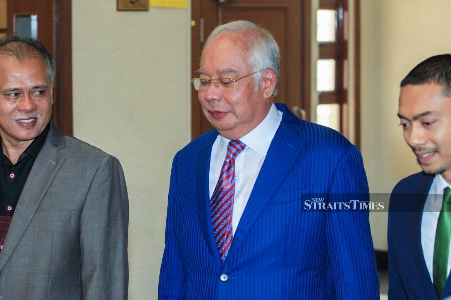 Zahid Comes A Calling Banker Admits Topping Up Najib S Account