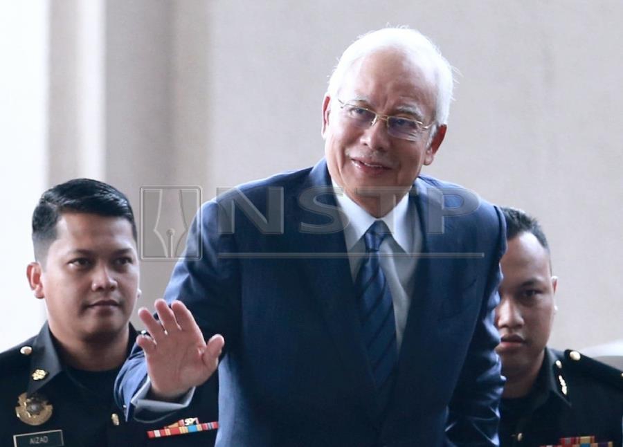 Datuk Seri Najib Razak (centre) at Kuala Lumpur court complex this morning. Pix by NSTP/Sairien Nafis 