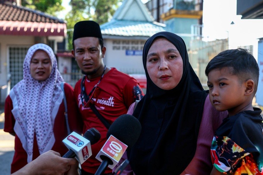 TUMPAT: Siti Aishah Ismail (Second from right), 31, together with Hariza Aziz (Left), 38, and Mohd Azam Ibrahim (Center), 31, upon arriving at the JKR Ferry Jetty at the Pengkalan Kubor Immigration, Customs, Quarantine and Security (ICQS) Complex (ICQS) today (May 8). — BERNAMA