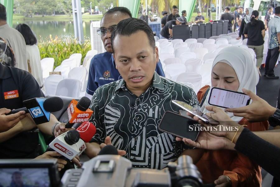 PKR vice-president Nik Nazmi Nik Ahmad has challenged Perikatan Nasional (PN) to close down all factories owned by BlackRock Inc in Kedah and Kelantan. NSTP/AIZUDDIN SAAD