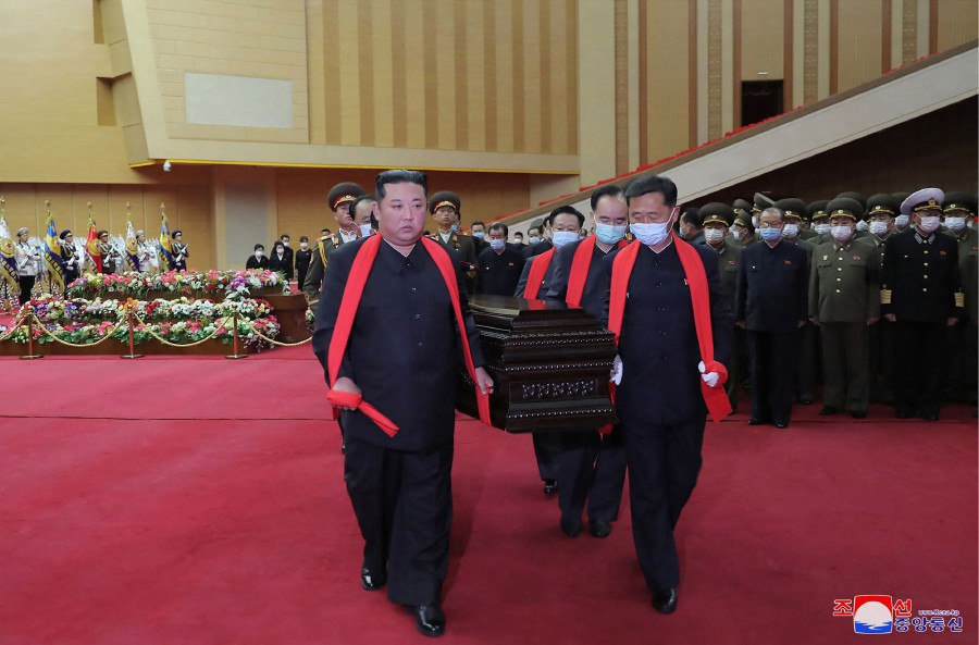 This picture taken on May 21, 2022 and released from North Korea's official Korean Central News Agency (KCNA) on May 22 shows North Korean leader Kim Jong Un (L) carrying the coffin of Marshal of the Korean People's Army Hyon Chol Hae, general adviser to the Ministry of National Defence of the DPRK, at the April 25 House of Culture in Pyongyang. - (Photo by KCNA VIA KNS / AFP) 