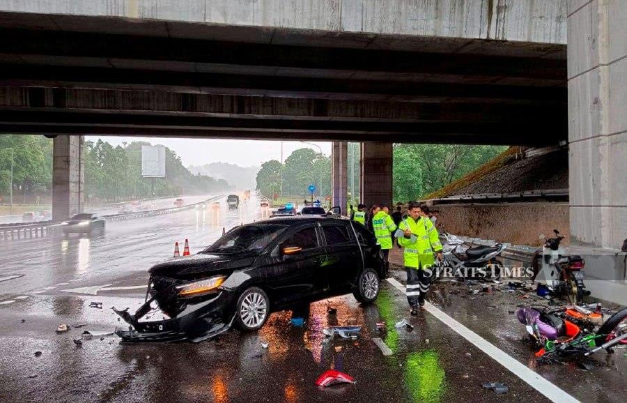 Car Crashes Into Group Sheltering Under NKVE Flyover, Killing 3 | New ...