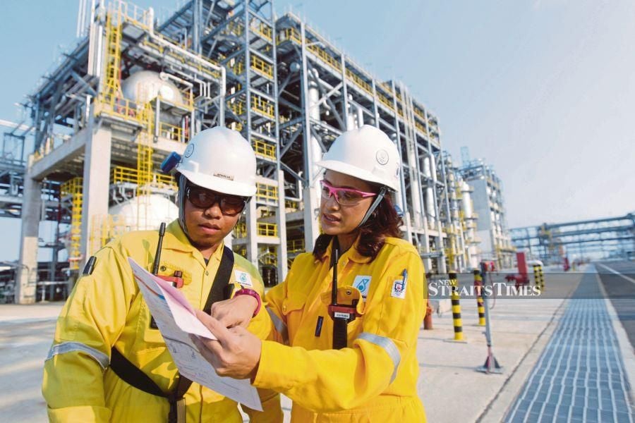 Petroliam Nasional Bhd’s (Petronas) lower dividend payout to the government this year is expected to benefit the local oil and gas services and equipment (OGSE) sector, said Hong leong Investment Bank (HLIB). NSTP/ROHANIS SHUKRI.