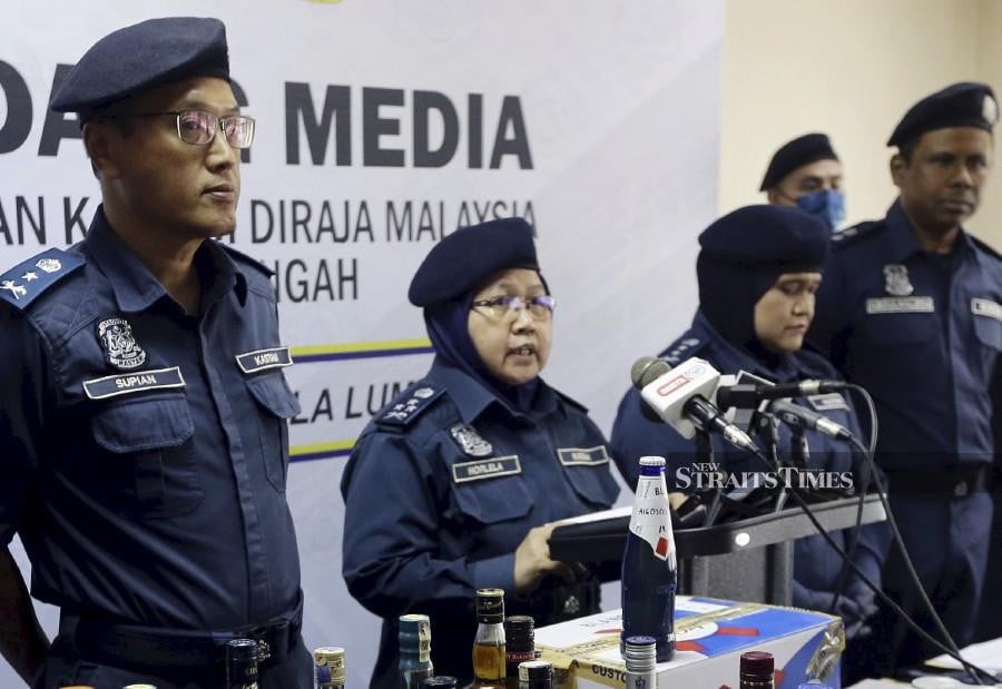 The Central Zone Customs deputy director Norlela Ismail said the syndicate would bottle alcohol for local manufacturing, with the seizure amounting to RM165,000. NSTP/MOHD FADLI HAMZAH