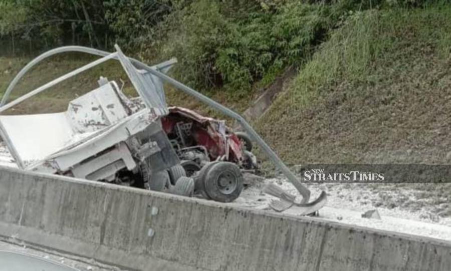 An accident involving a trailer and a four-wheel-drive at KM256.1 of the North-South Expressway (NSE) near the Menora Tunnel resulted in a three-kilometre traffic jam, here, today. - NSTP/Courtesy of NST reader