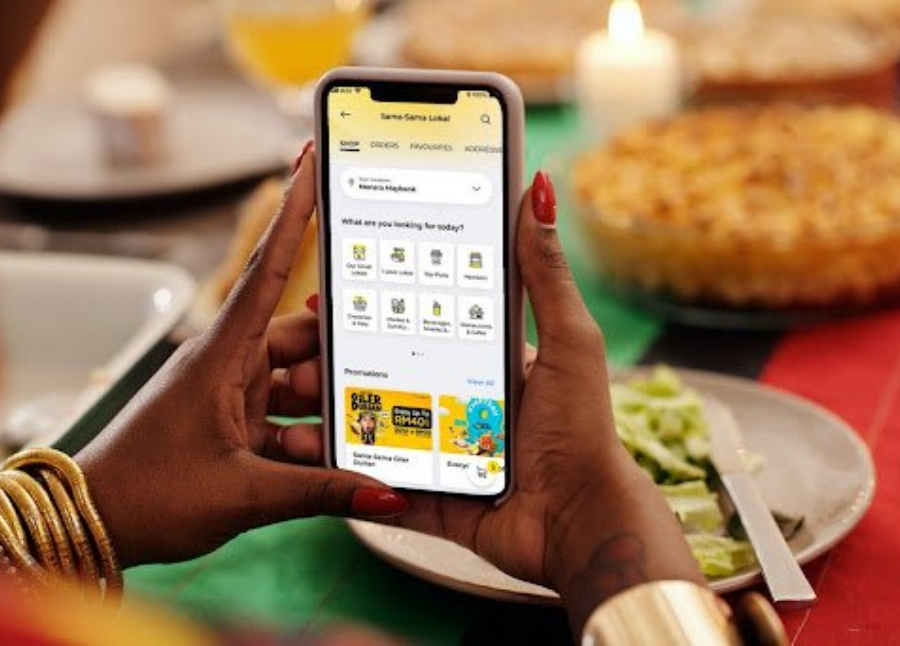 From neighbourhood favourites to other local gems, users can discover a variety of delicious cuisine on the MAE app. (Photo credit: Smartmockups)
