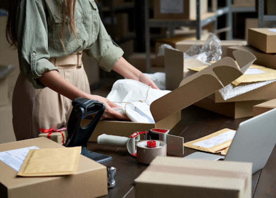 Fast on-demand delivery services help reduce limitations on logistics for businesses. (Photo credit: Lalamove)