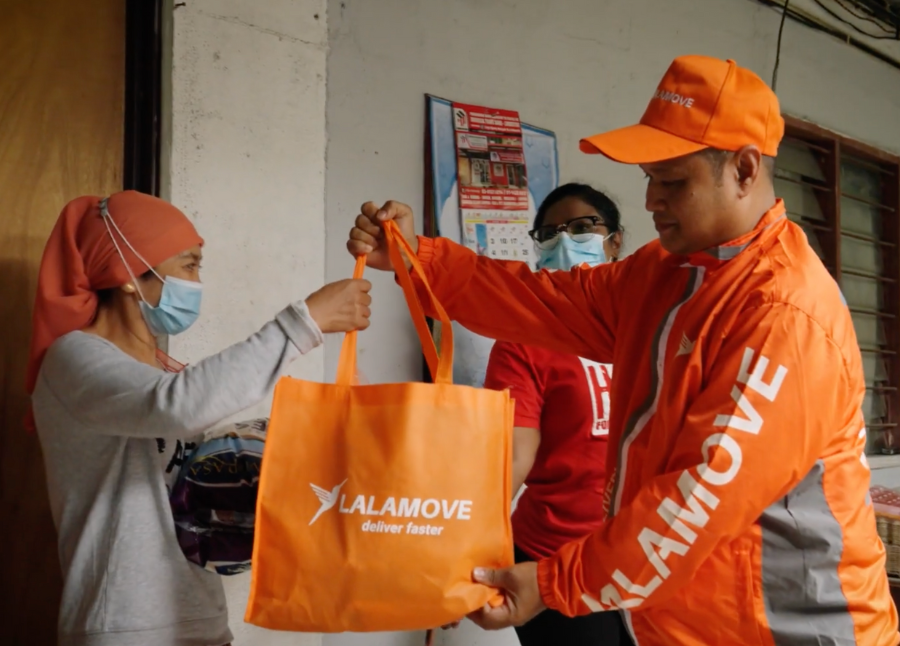 Lalamove delivering essentials provided by Hope Selangor to flood-hit families. - File pic credit (Lalamove)