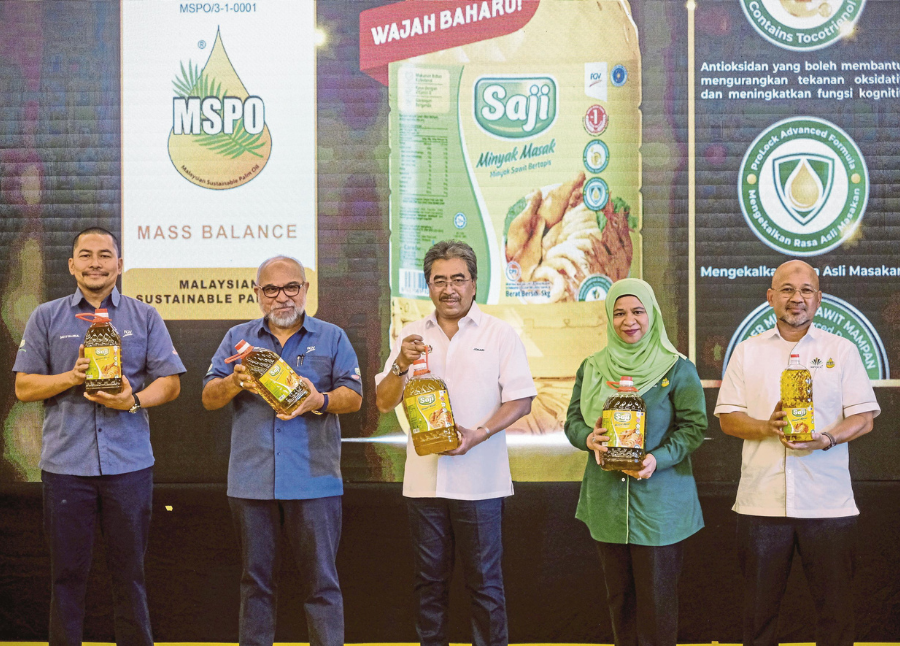 The MSPO logo on Saji cooking oil packaging will benefit FGV's reputation by increasing consumer confidence, which will open up new markets focused on environmental sustainability. - File pic credit (Hazreen Mohamad)