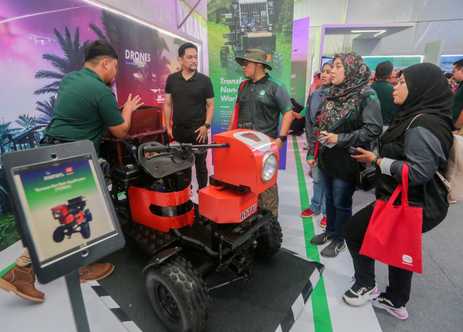 SD Plantation aims to have one man per 17.5ha by 2027, utilising automation and employing local workers. - File pic credit (Faiz Anuar)