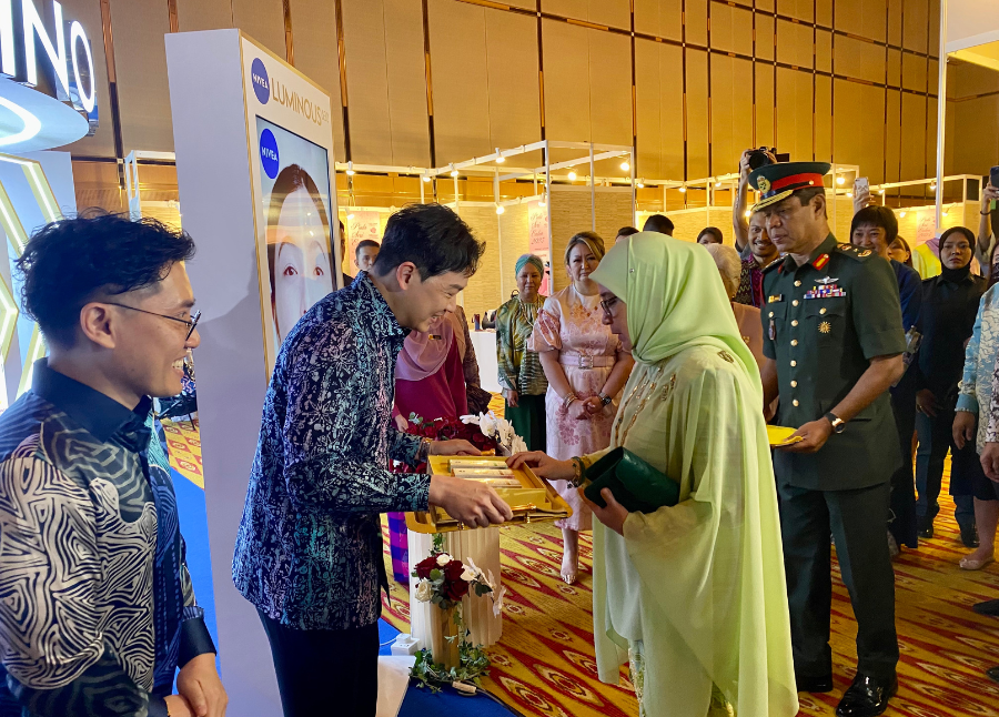 The Queen made an appearance at the 18th Piala Seri Endon event held at the Kuala Lumpur Convention Centre (KLCC). - File pic credit (NIVEA)