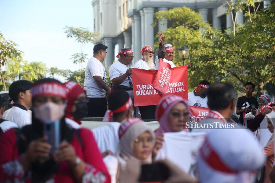 Muhyiddin’s supporters who came in two busses arrived at the courthouse much earlier. They began chanting ‘Bebas Abah!’ at the sight of the car ferrying Muhyiddin into the courthouse. - NSTP/EIZAIRI SHAMSUDIN