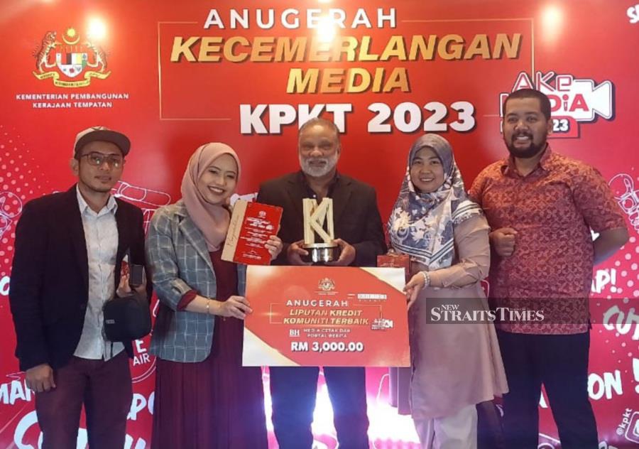 Suzalina Mohamad Halid (2nd from left) from Berita Harian won RM3,000 and certificates for her story titled "Kredit Komuniti mirip along peras peminjam" (community credit resembling ah long’s extortion methods) here, tonight. 