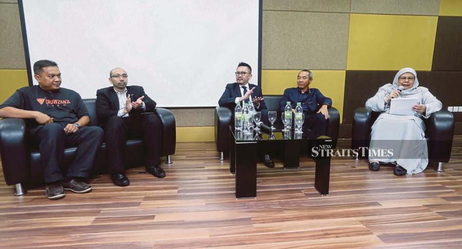(From left) Panellists Ruzaimi Mat Rani, Rahmat Shazi, Alex Tang Chee Keong and Hishamuddin Mohamad. With them is moderator Professor Datuk Dr Noraini Idris from the National STEM Movement atthe STEM Forum, Graduates and Employment: AreThey Ready from the Industry Perspective? held at Universiti Malaya recently. Pic By ROHANIS SHUKRI.