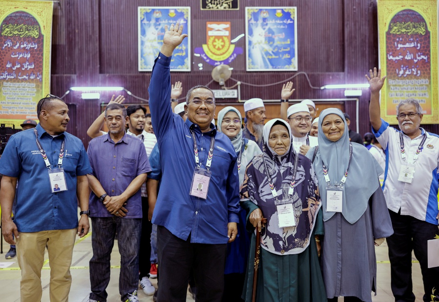 Caretaker Menteri Besar Datuk Seri Muhammad Sanusi Md Nor said he did not mean to reveal how he had voted on his ballot paper at the SK Bandaru Baru Beris Jaya voting centre today. - Bernama pic