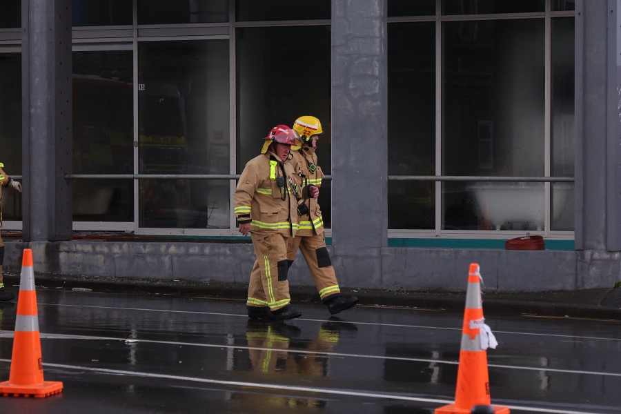Fire fighters attend to a fatal fire at the Loafers Lodge hostel building in Wellington. At least six people have been killed in a fire that erupted in the early hours of Tuesday in a four-storey hostel in Wellington, capital city of New Zealand. (Photo by Marty MELVILLE / AFP)