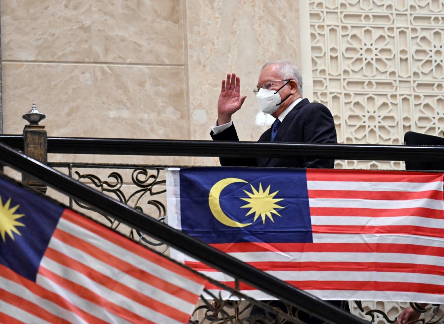 Malaysia's former prime minister Najib Razak waves as he arrives at the federal court in Putrajaya on August 15, 2022.- AFP pic