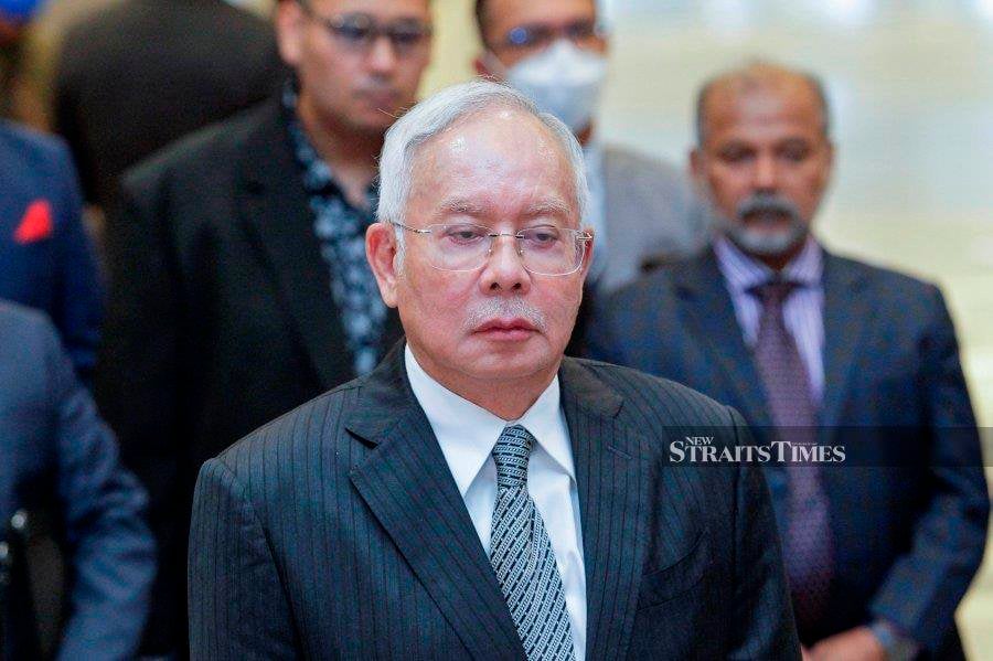  It wasn’t long after the Federal Court rejected Datuk Seri Najib Razak’s bid to adduce fresh evidence today that the former prime minister started to trend on Twitter.   - NSTP/AIZUDDIN SAAD