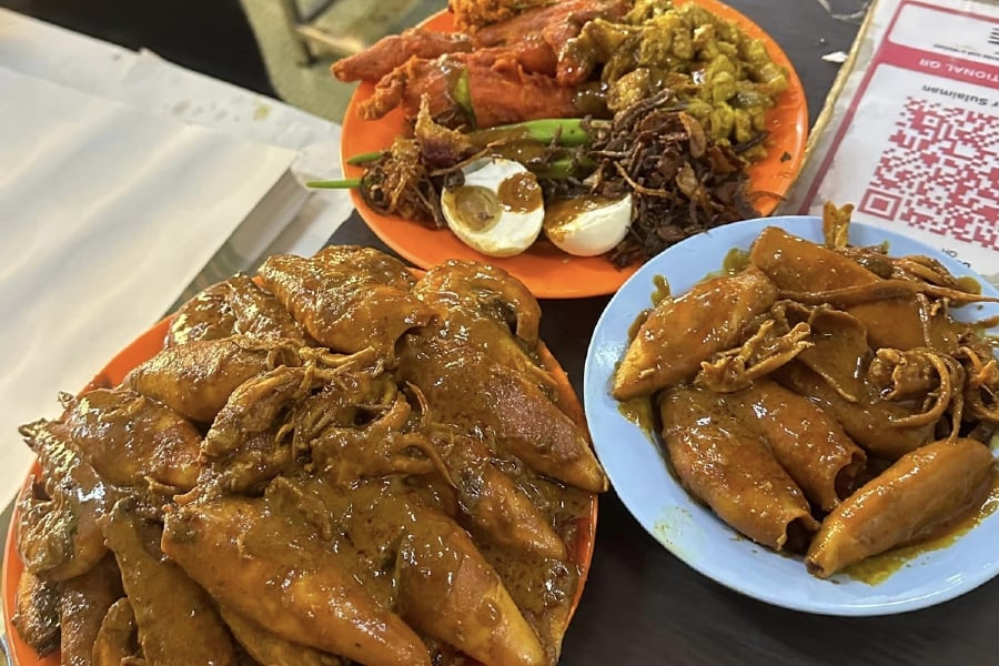 Your average price of a decent plate of nasi kandar would normally range anywhere from RM10 to RM20. But one eatery in Penang has had one sold for 10 times that, at RM218. Pic from Facebook